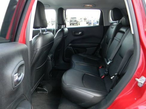 Used 2019 Jeep Cherokee Latitude Plus w/ Comfort/Convenience Group AWD/4WD image 17