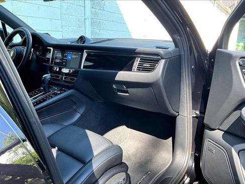 Certified 2026 Porsche Macan AWD/4WD image 19