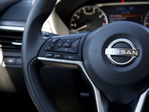 Used 2025 Nissan Altima 2.5 SV FWD image 9