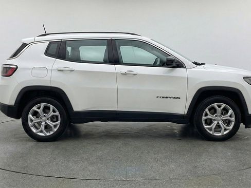 Used 2025 Jeep Compass Latitude AWD/4WD image 11