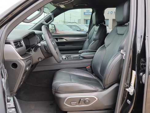 Used 2023 Jeep Wagoneer 4WD image 15