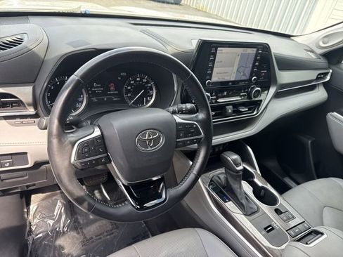 Used 2021 Toyota Highlander Limited FWD image 17
