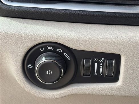 Used 2017 Chrysler Pacifica Touring-L w/ Tire & Wheel Group image 18