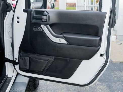 Used 2016 Jeep Wrangler Unlimited Sahara w/ Connectivity Group image 31