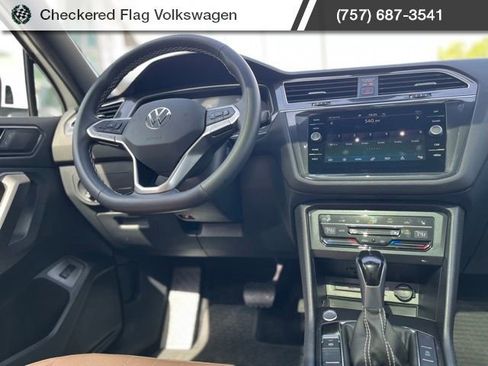 Used 2024 Volkswagen Tiguan SE w/ Panoramic Sunroof Package AWD/4WD image 31