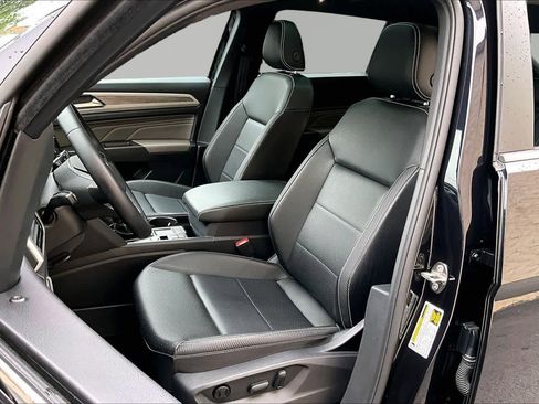 Used 2023 Volkswagen Atlas Cross Sport SE w/ Panoramic Sunroof Package FWD image 8