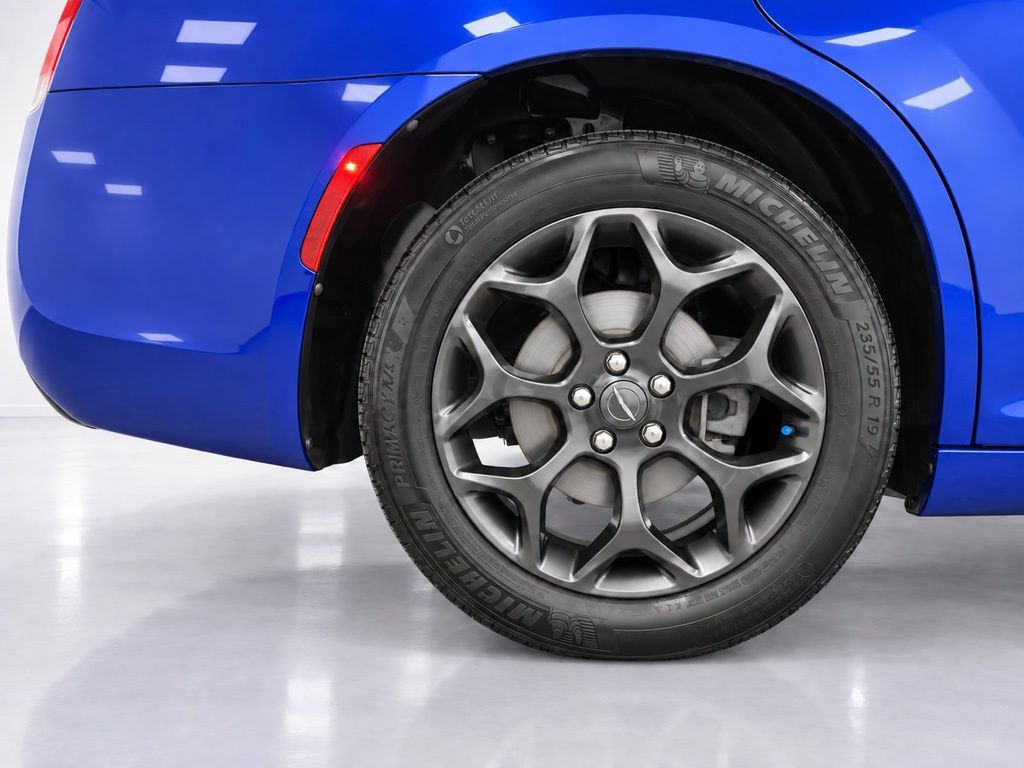 Used 2019 Chrysler 300 S w/ 300S Premium Group 2 AWD/4WD image 9