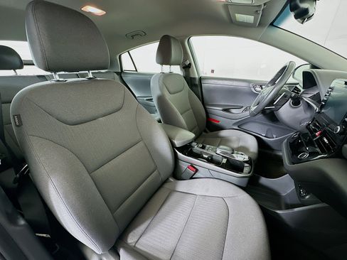 Used 2020 Hyundai Ioniq SE image 28