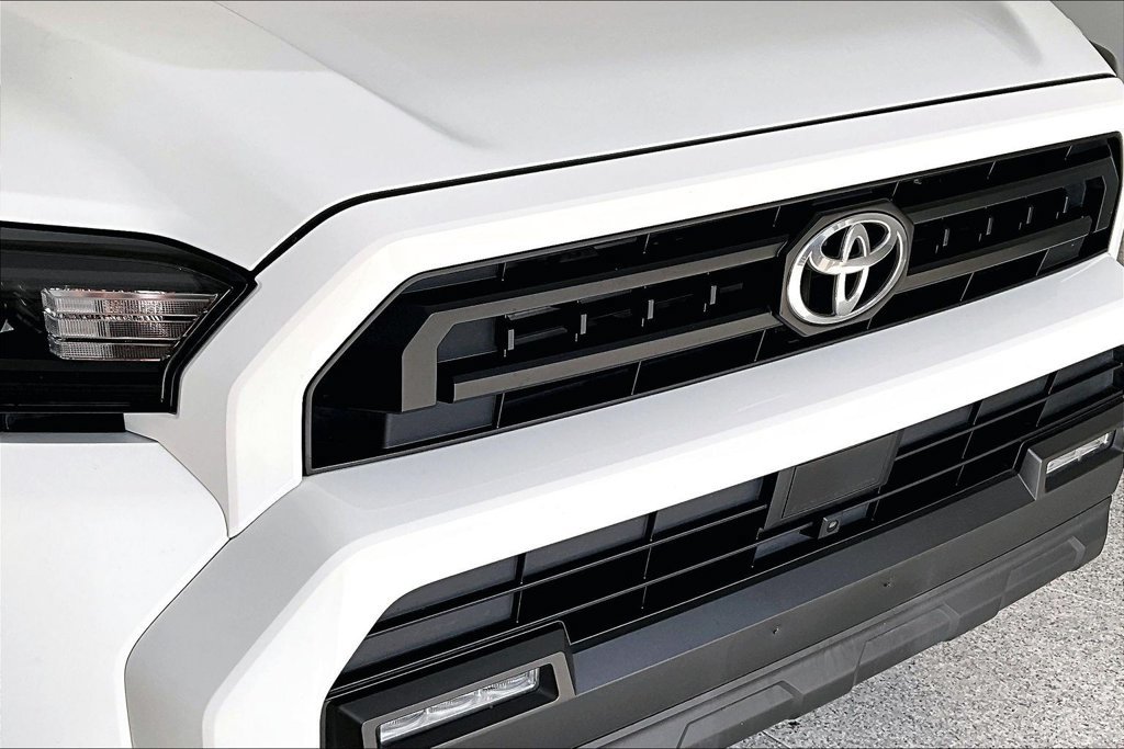 Used 2025 Toyota 4Runner SR5 AWD/4WD image 34