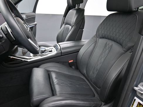 Used 2025 BMW X7 M60i image 11