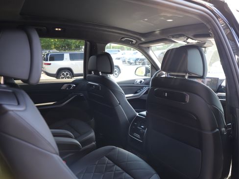 Used 2023 BMW X7 xDrive40i w/ M Sport Package AWD/4WD image 14