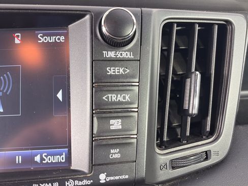 Used 2017 Toyota RAV4 XLE AWD/4WD image 27