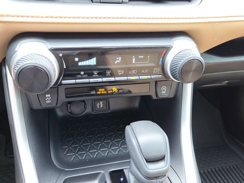 Certified 2025 Toyota RAV4 LE FWD image 23