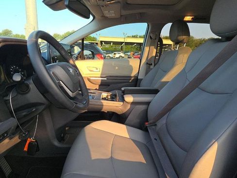 Used 2021 Toyota Sienna XLE w/ XLE Plus Package FWD image 9