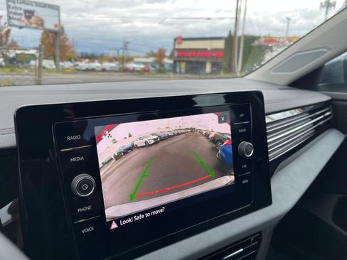 Used 2025 Volkswagen Jetta SE image 17