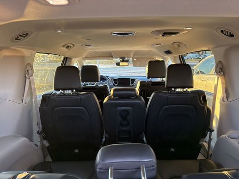 Used 2024 Chrysler Pacifica Touring-L w/ Uconnect Theater Family Group image 29