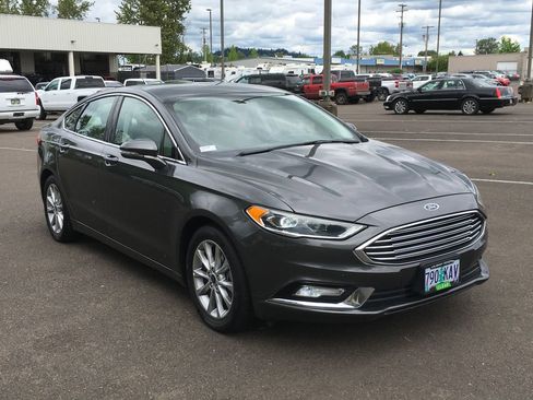 Used 2017 Ford Fusion SE FWD image 9