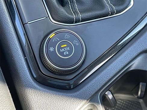 Used 2025 Volkswagen Taos SE image 27