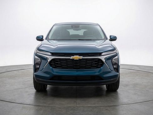 Used 2025 Chevrolet Trax LT w/ LT Convenience Package FWD image 2