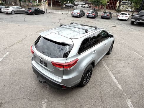 Used 2019 Toyota Highlander XLE AWD/4WD image 9