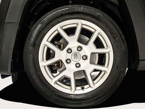 Used 2019 Jeep Renegade Latitude w/ Cold Weather Group image 8