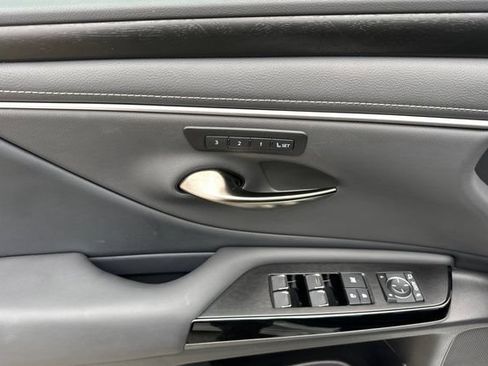 Used 2025 Lexus ES 300h w/ Premium Package FWD image 12