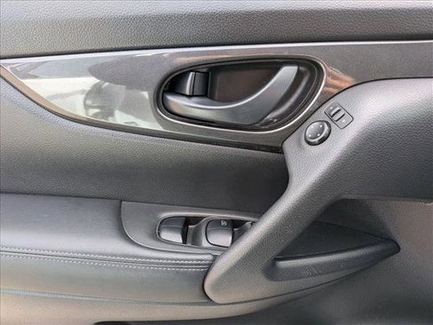 Used 2019 Nissan Rogue S image 15