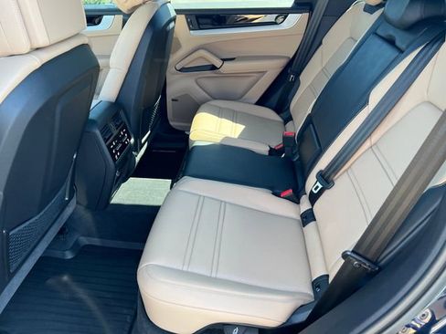 Used 2024 Porsche Cayenne AWD/4WD image 22