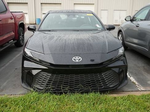 Used 2025 Toyota Camry SE FWD image 3