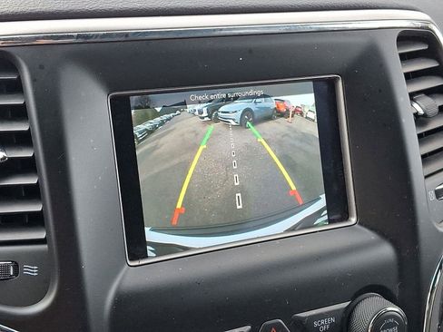 Used 2019 Jeep Grand Cherokee Laredo image 18