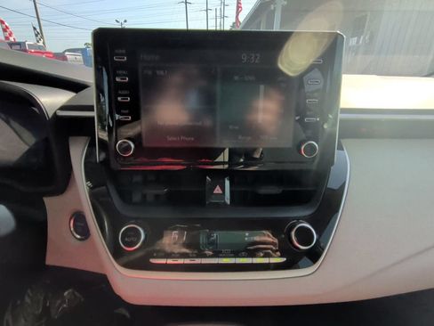 Used 2020 Toyota Corolla LE FWD image 17