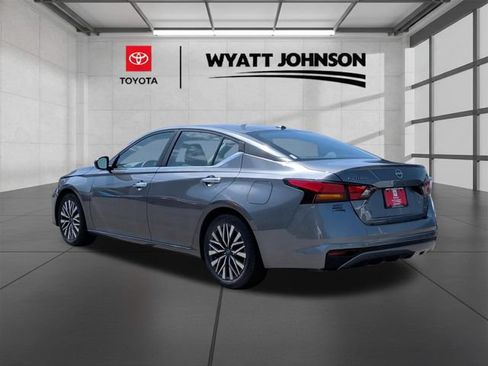 Used 2024 Nissan Altima 2.5 SV FWD image 3