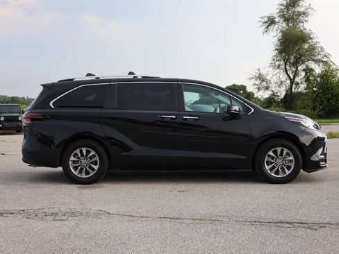 Used 2023 Toyota Sienna XLE FWD image 7