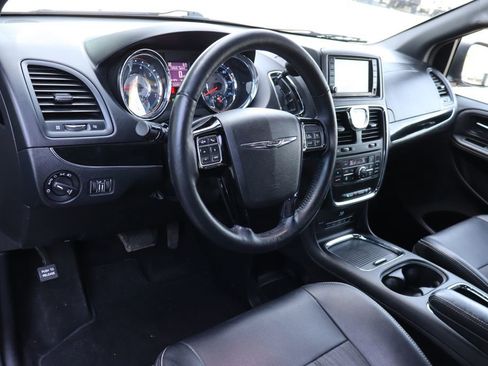 Used 2015 Chrysler Town & Country S w/ Driver Convenience Group FWD image 4
