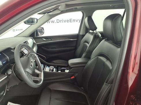 Used 2023 Jeep Grand Cherokee Limited w/ Black Appearance Package AWD/4WD image 13
