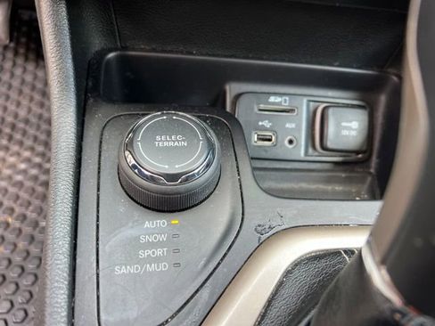 Used 2015 Jeep Cherokee Latitude w/ Cold Weather Group AWD/4WD image 25
