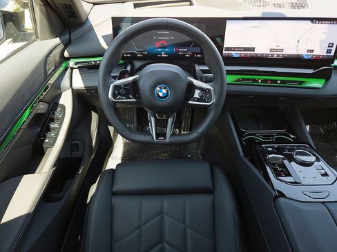 Used 2026 BMW i5 eDrive40 w/ M Sport Package RWD image 21