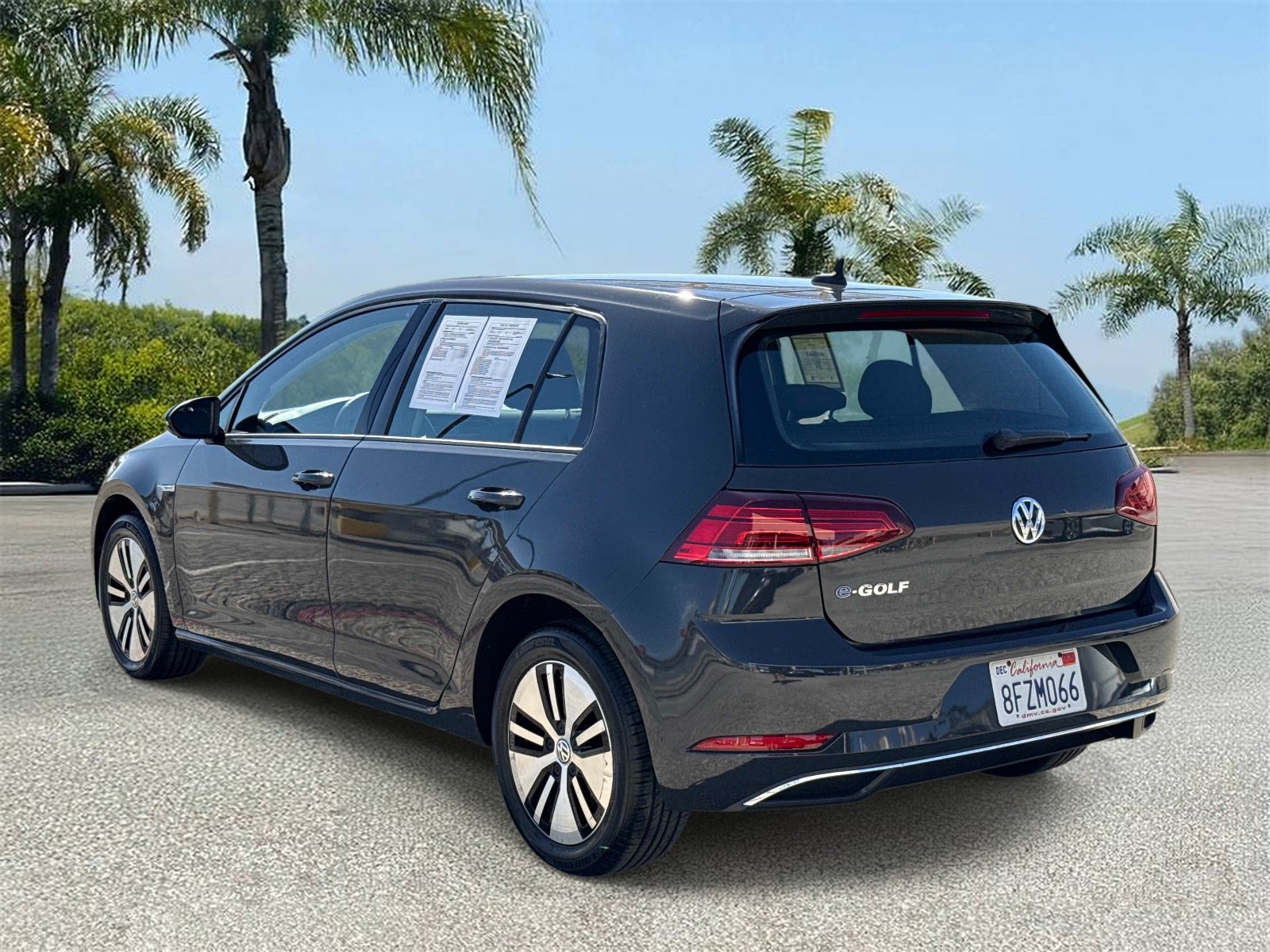 Used 2018 Volkswagen e-Golf SE w/ DC Fast Charging Package FWD image 4