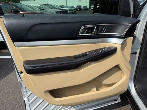 Used 2016 Ford Explorer XLT w/ Equipment Group 202A FWD image 10