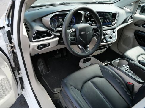 Used 2024 Chrysler Pacifica Touring-L FWD image 12