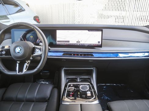 Used 2025 BMW 750e xDrive w/ Premium Package image 9