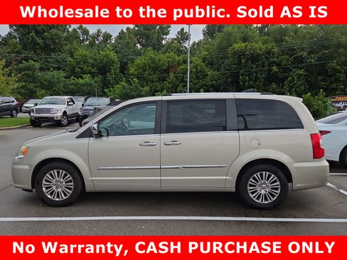 Used 2013 Chrysler Town & Country Limited FWD image 5