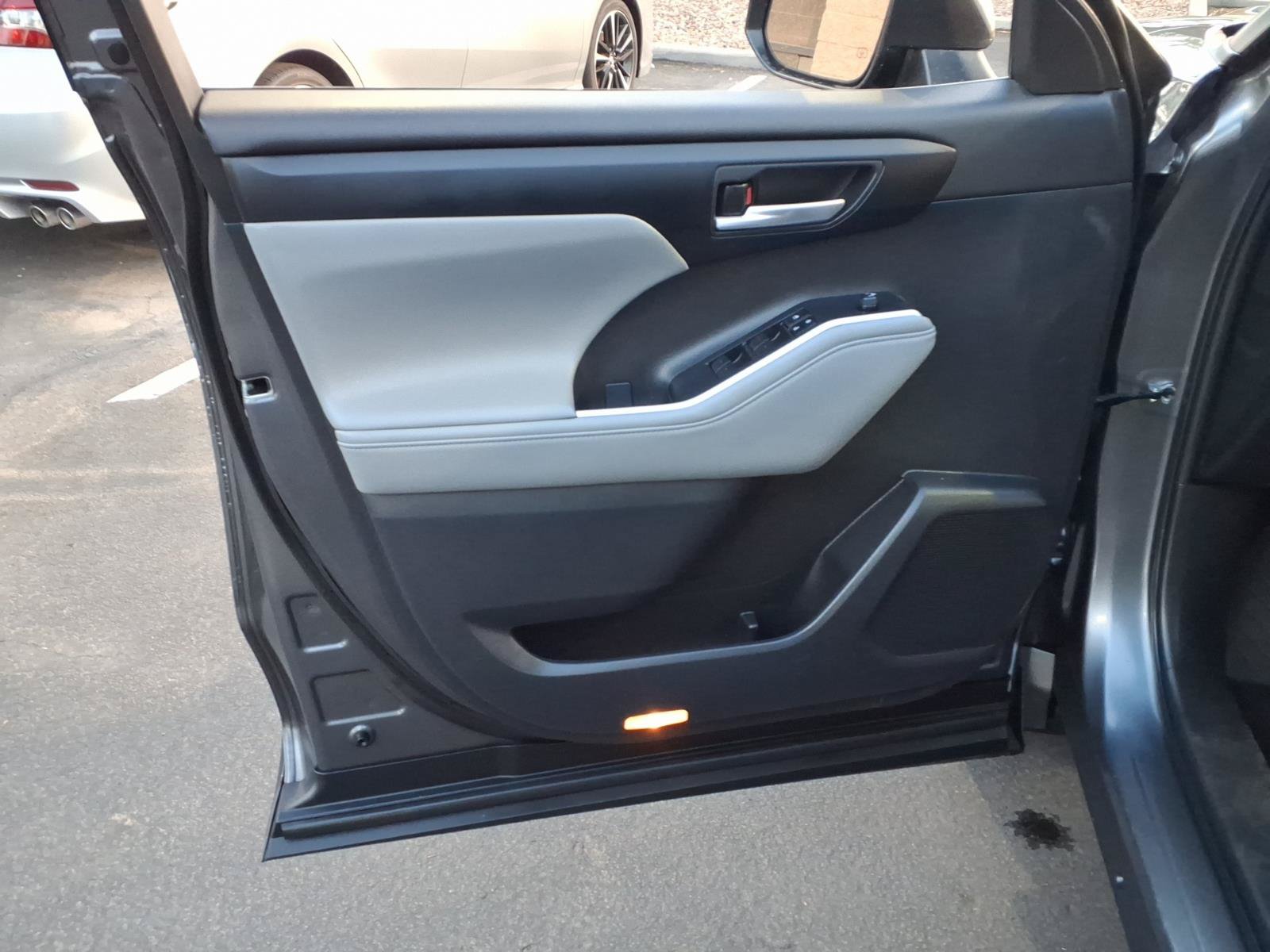 Used 2023 Toyota Highlander XLE FWD image 13