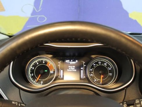 Used 2019 Jeep Cherokee 4WD w/ Comfort & Convenience Group image 19