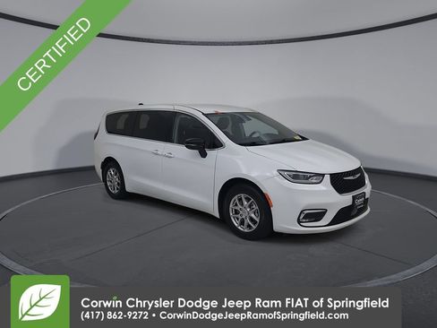 Used 2024 Chrysler Pacifica Touring-L FWD image 3