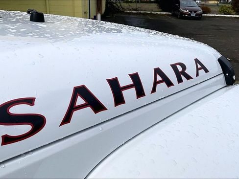 Used 2015 Jeep Wrangler Unlimited Sahara w/ Connectivity Group image 31