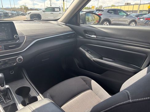 Used 2025 Nissan Altima 2.5 SV FWD image 33