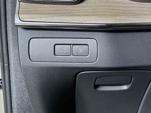 New 2026 Volvo XC90 T8 Plus w/ Protection Package Premier AWD/4WD image 10