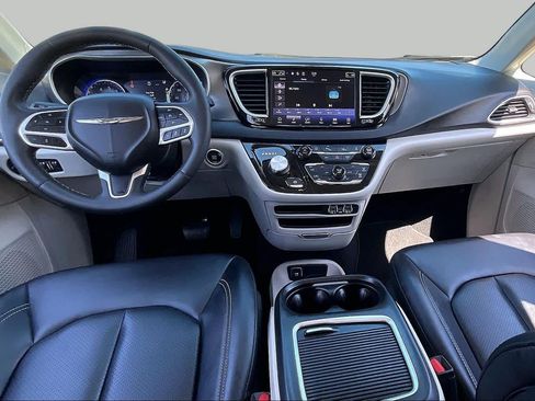 Used 2024 Chrysler Pacifica Touring-L FWD image 12