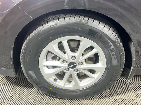 Used 2024 Kia Carnival LX image 33